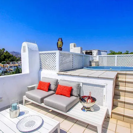 1080 Beachfront Penthouse 3 Floors Jacuzzi 2 Pools Wifi Roof Terrace 아파트 마르베야