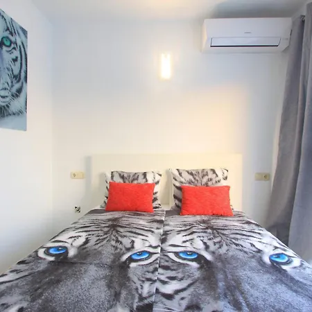 1080 Beachfront Penthouse 3 Floors Jacuzzi 2 Pools Wifi Roof Terrace * מארבלה