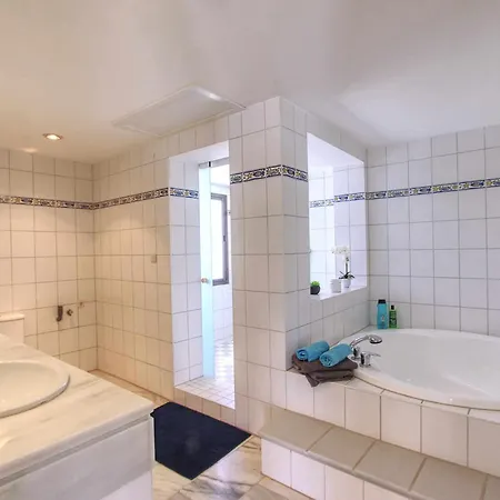 1080 Beachfront Penthouse 3 Floors Jacuzzi 2 Pools Wifi Roof Terrace מארבלה