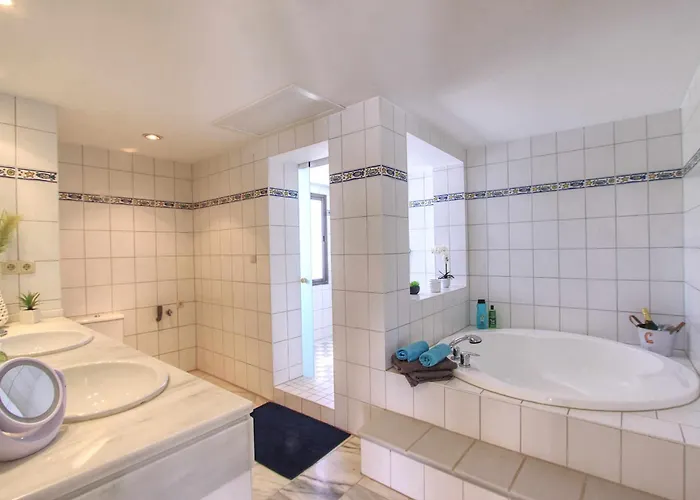 1080 Beachfront Penthouse 3 Floors Jacuzzi 2 Pools Wifi Roof Terrace Μαρμπέλλα